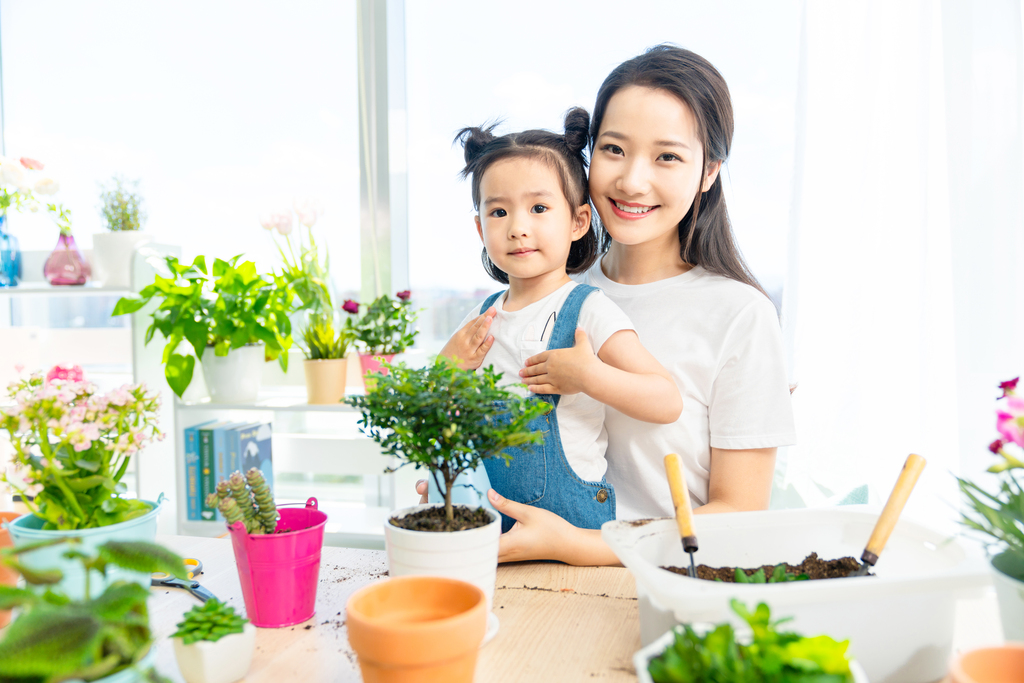 快乐的母女俩在家种植盆栽