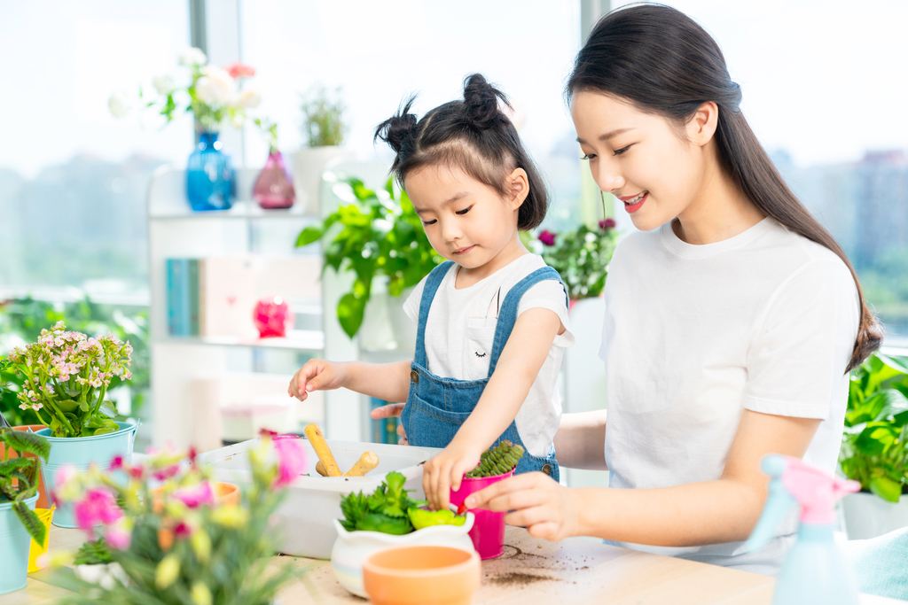 快乐的母女俩在家种植盆栽