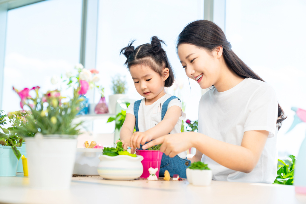 快乐的母女俩在家种植盆栽图片