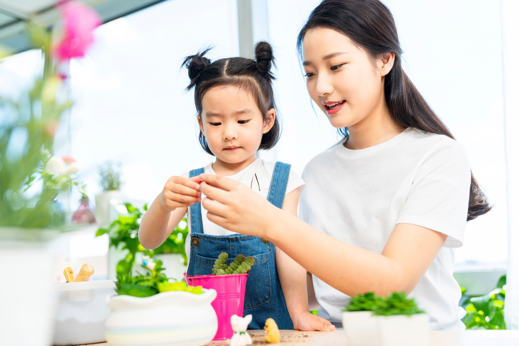 快乐的母女俩在家种植盆栽图片