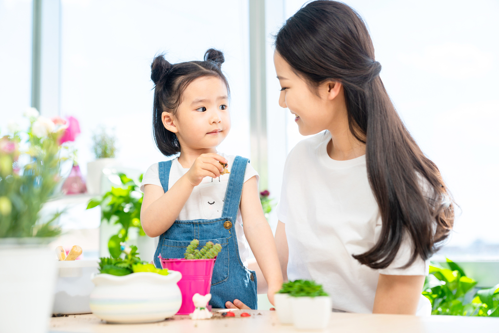 快乐的母女俩在家种植盆栽