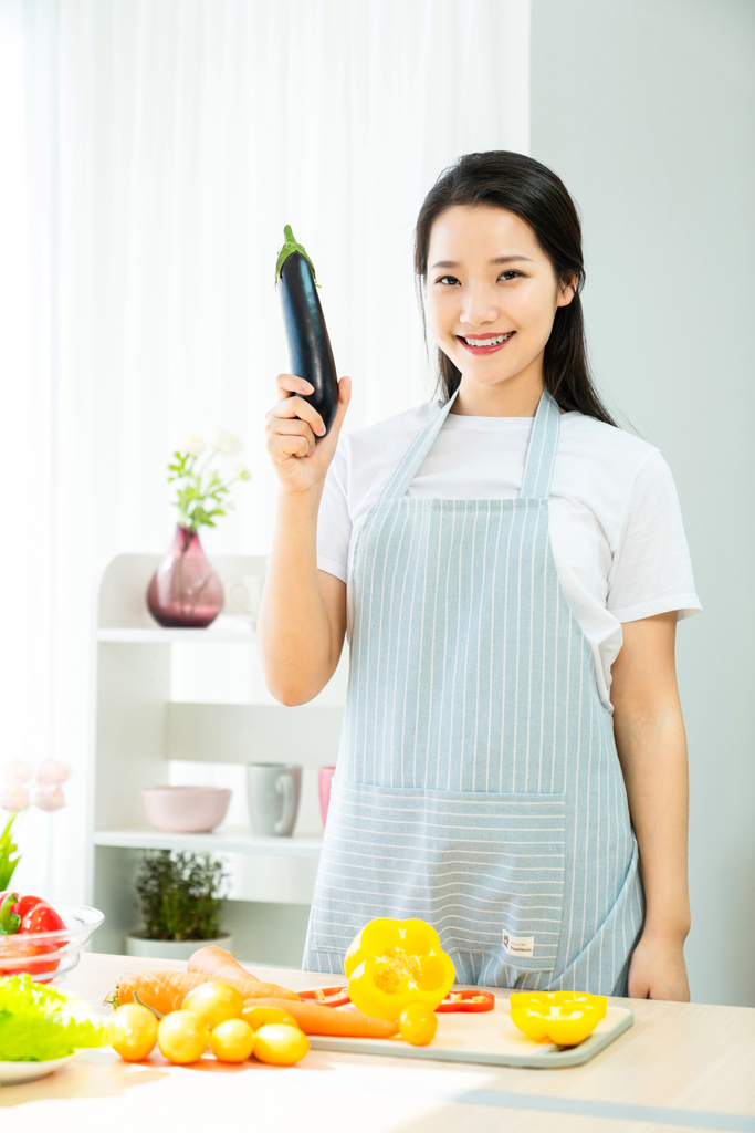 年轻女子在厨房做饭