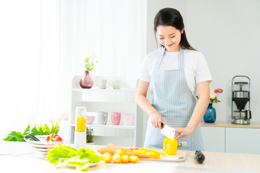 年轻女子在厨房做饭