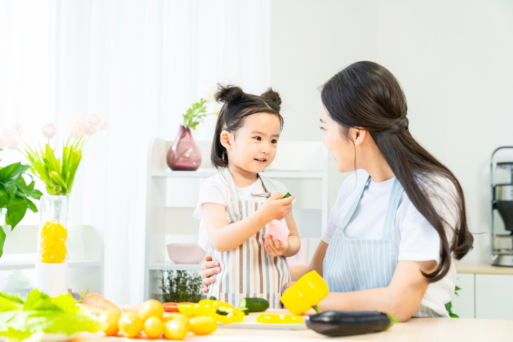 妈妈和女儿一起做饭