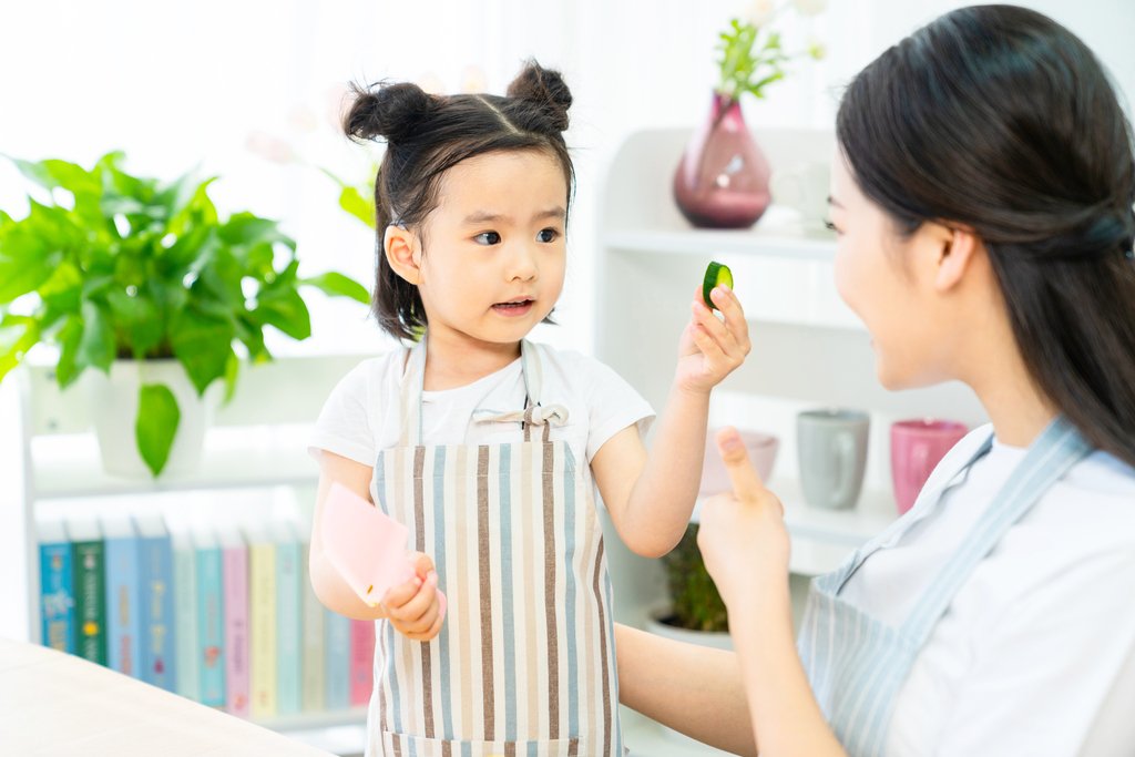 妈妈和女儿一起做饭图片