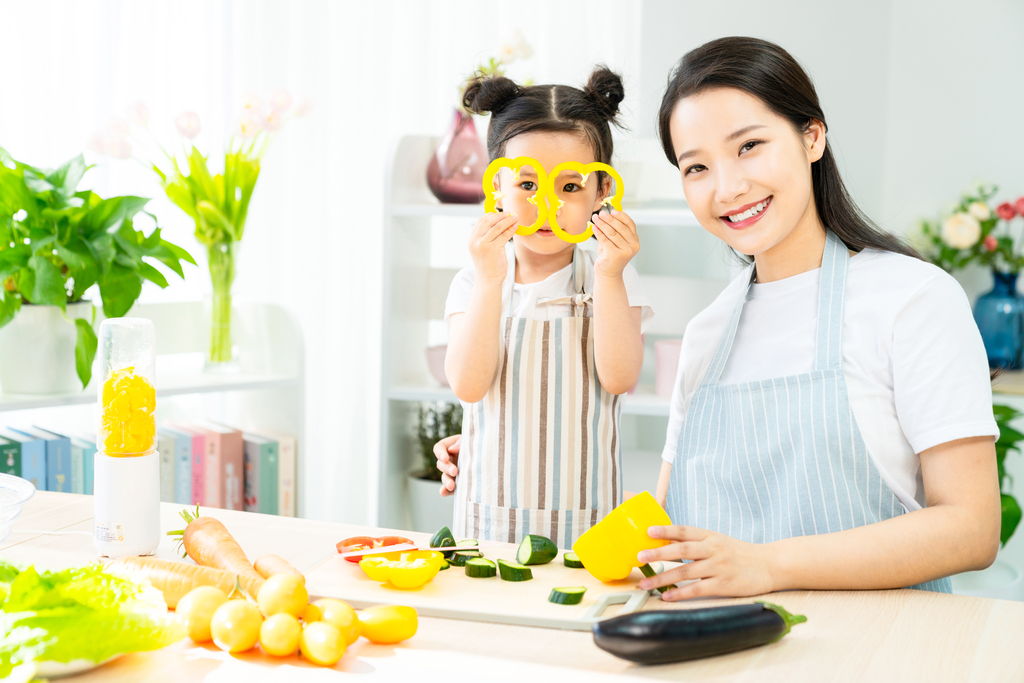 妈妈和女儿一起做饭图片