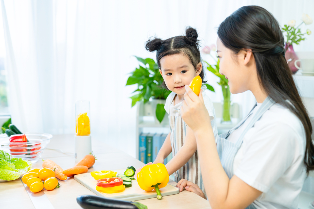 妈妈和女儿一起做饭图片