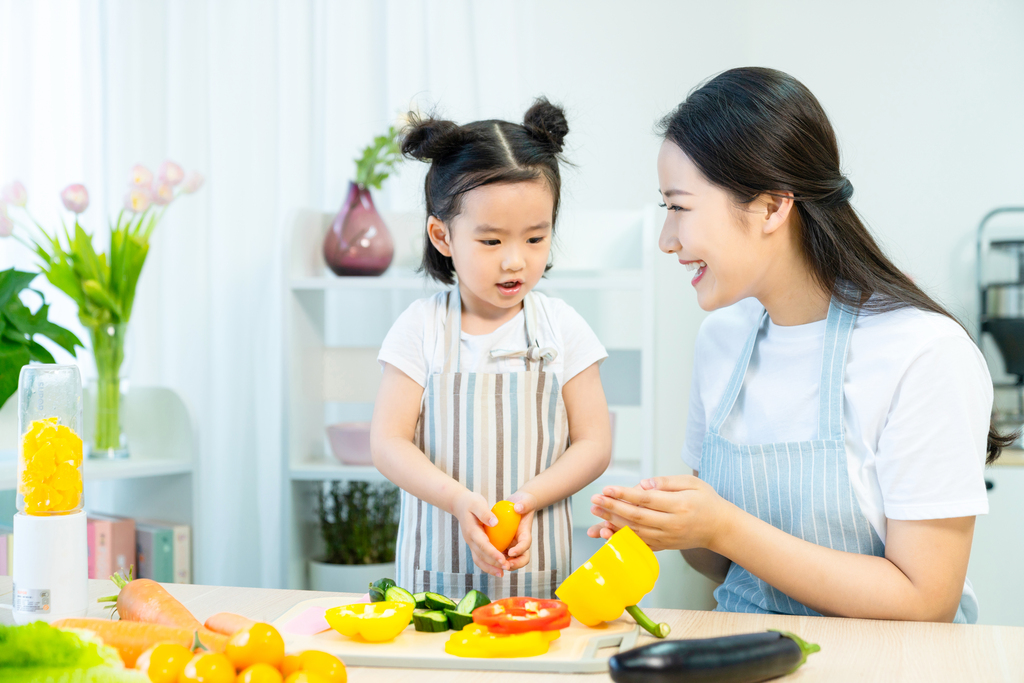 妈妈和女儿一起做饭图片