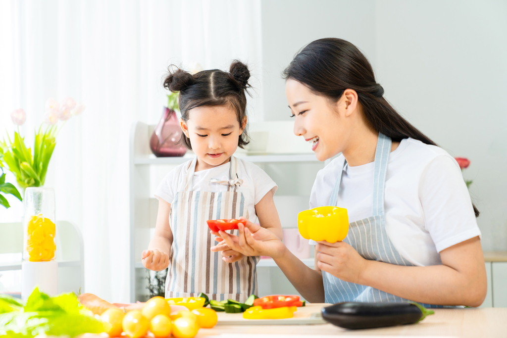 妈妈和女儿一起做饭图片