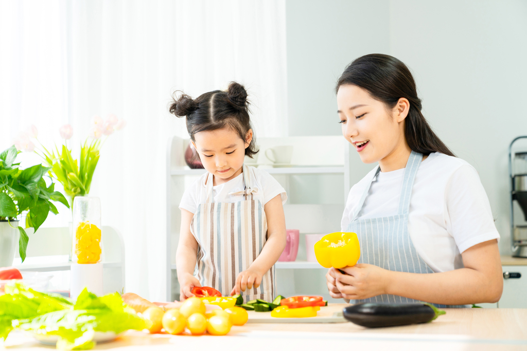 妈妈和女儿一起做饭图片