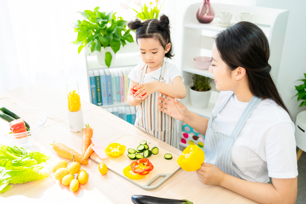 妈妈和女儿一起做饭图片