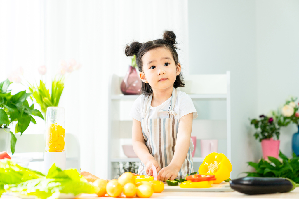 快乐的小女孩在家做饭图片