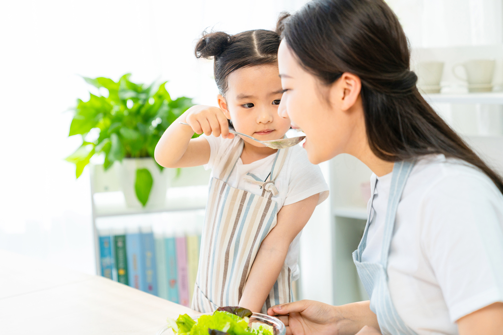 妈妈和女儿一起做蔬菜沙拉