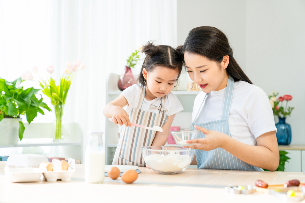 妈妈和女儿一起做烘焙图片