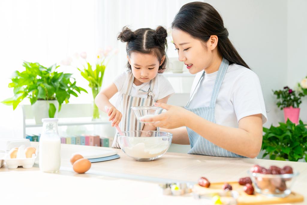 妈妈和女儿一起做烘焙图片