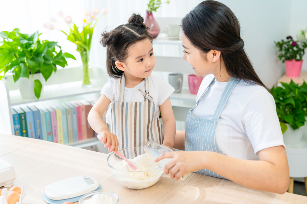 妈妈和女儿一起做烘焙图片