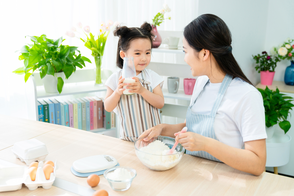 妈妈和女儿一起做烘焙图片