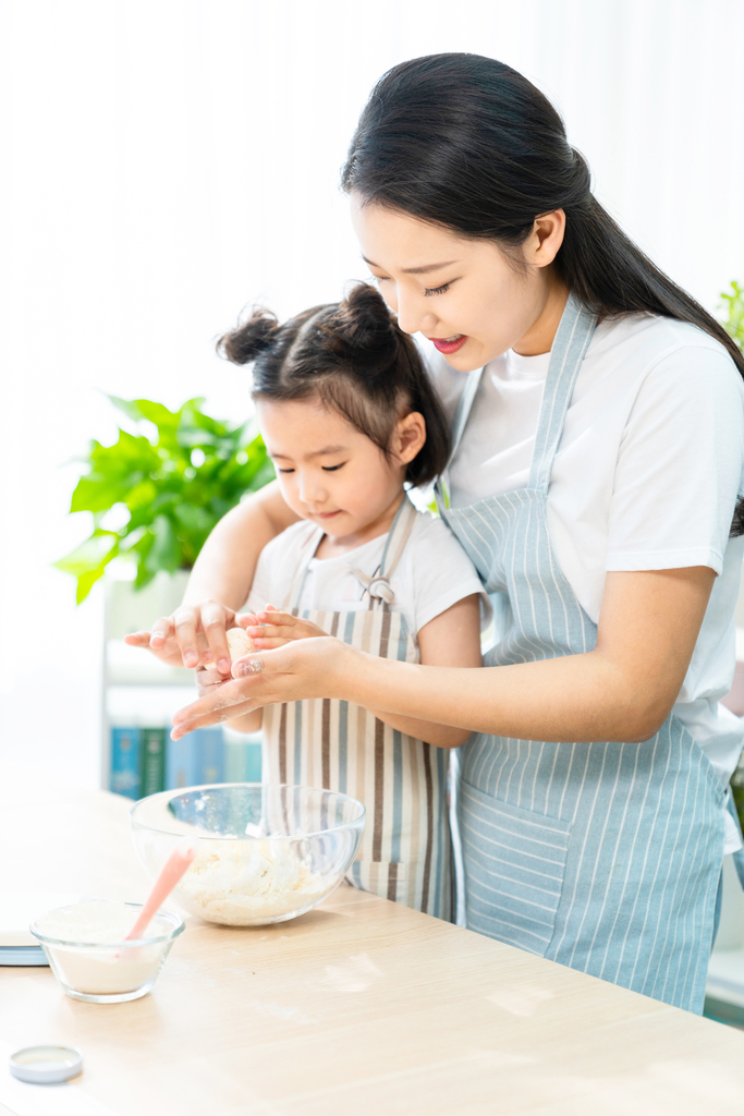 妈妈和女儿一起做烘焙图片