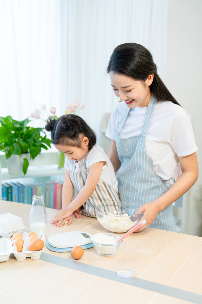 妈妈和女儿一起做烘焙图片