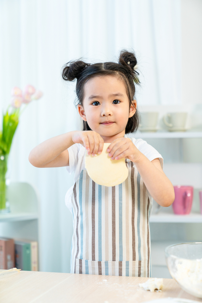 快乐的小女孩在家做饭