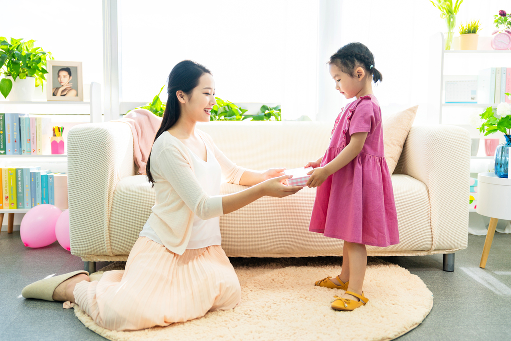 女儿送妈妈礼物图片