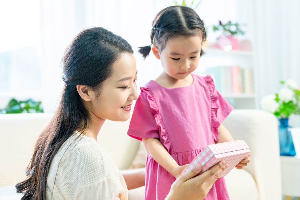 女儿送妈妈礼物