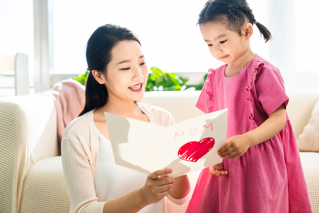 女儿送妈妈礼物图片