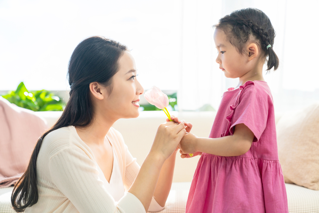 女儿送妈妈礼物图片