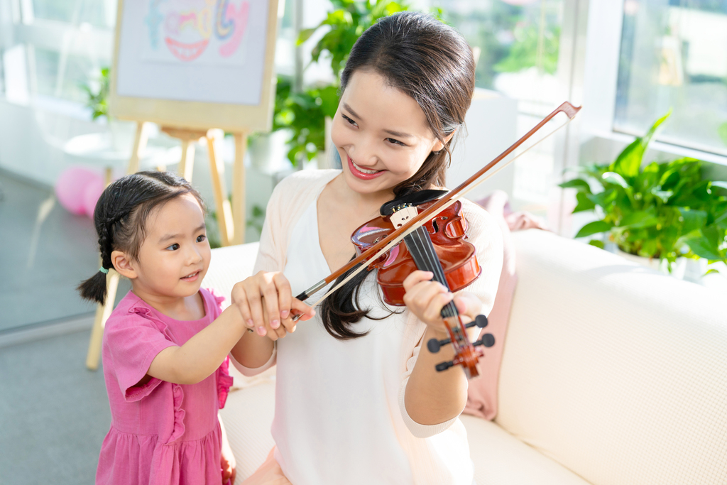 妈妈和女儿一起演奏小提琴图片