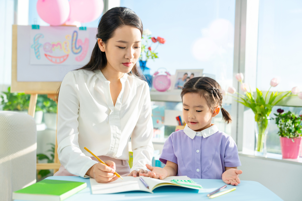 老师教小女孩读书图片