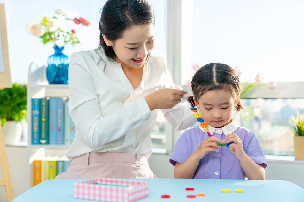 年轻女老师给小朋友上手工课图片