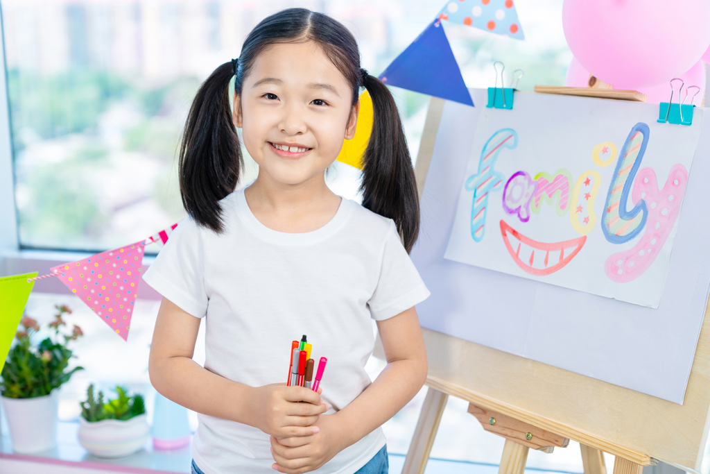 小女孩在家画画