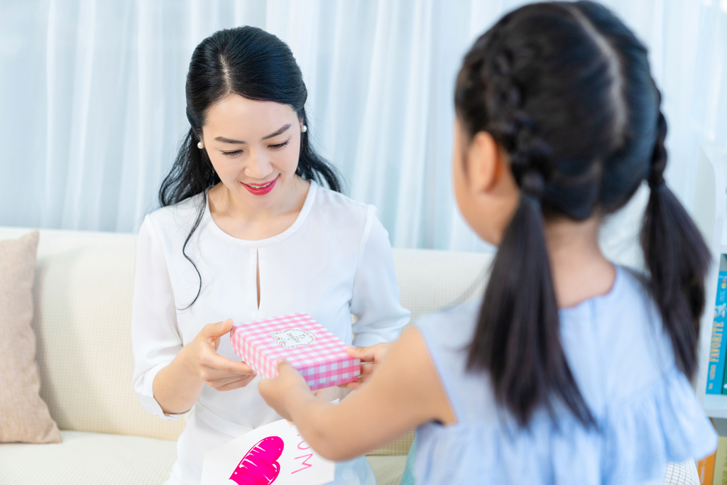 女儿送妈妈礼物图片