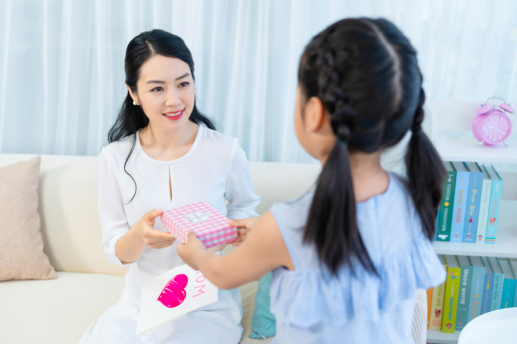 女儿送妈妈礼物图片