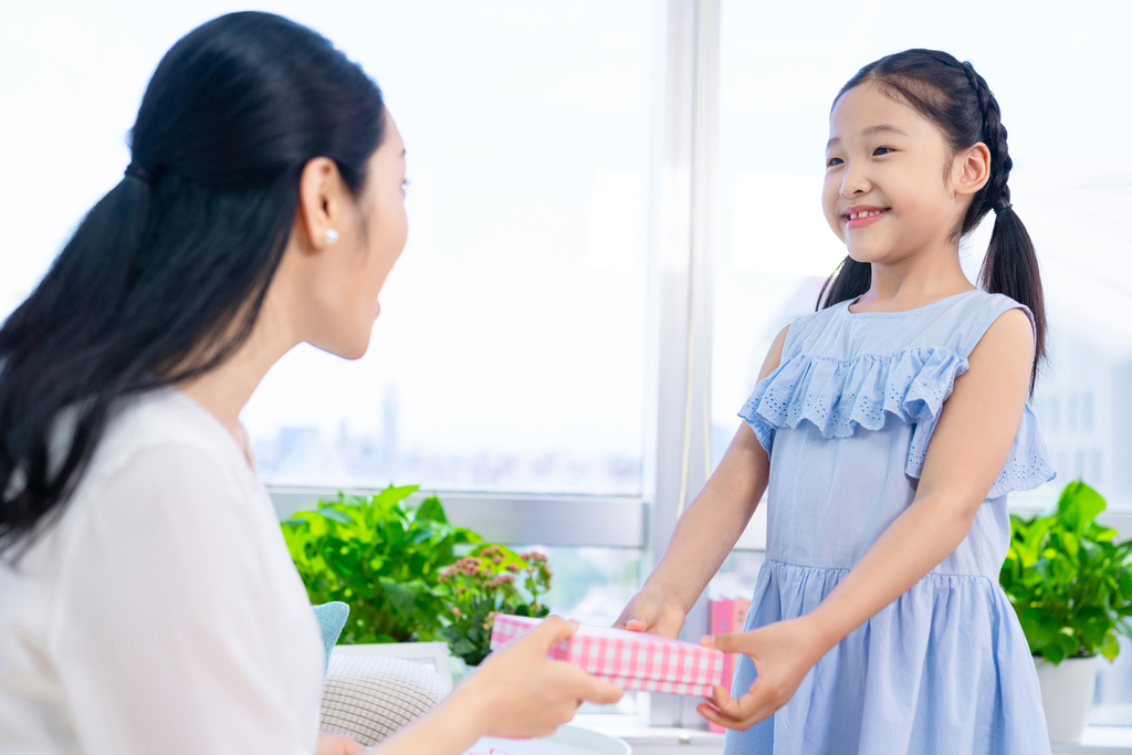 女儿送妈妈礼物图片