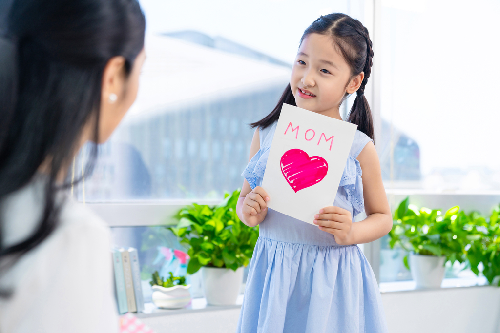 女儿送妈妈礼物图片