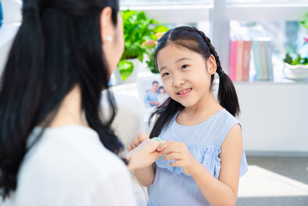 女儿送妈妈礼物图片