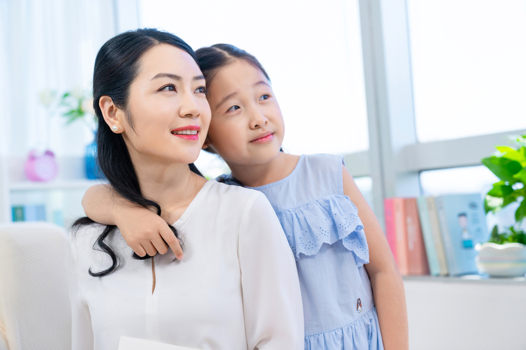 女儿送妈妈礼物图片