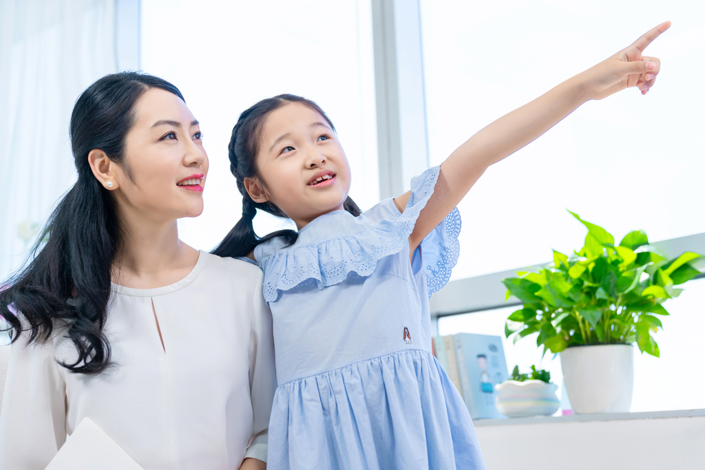 女儿送妈妈礼物图片