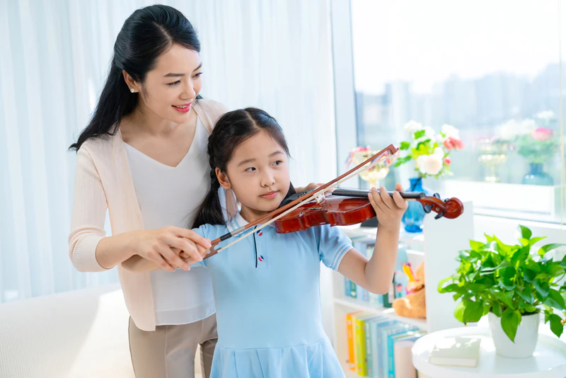 妈妈教女儿演奏小提琴