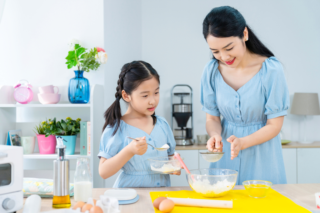 妈妈和女儿一起做烘焙图片