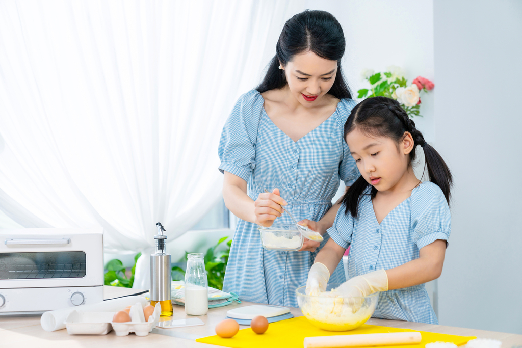 妈妈和女儿一起做烘焙图片