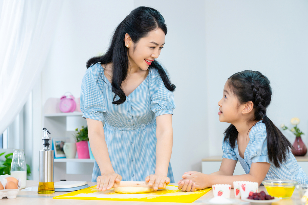 妈妈和女儿一起做烘焙图片