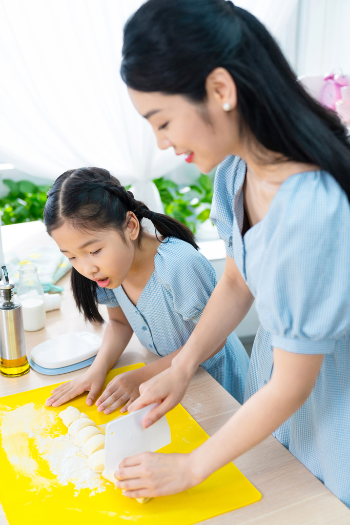 妈妈和女儿一起做烘焙图片