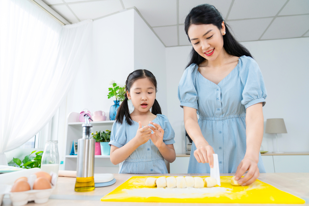 妈妈和女儿一起做烘焙图片