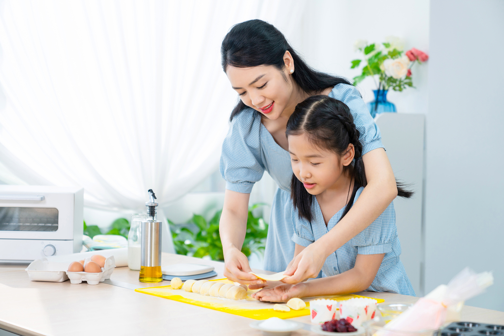 妈妈和女儿一起做烘焙图片