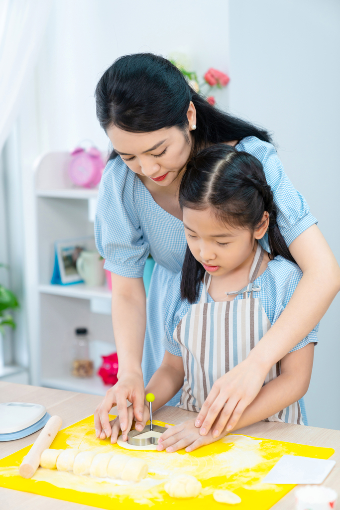 妈妈和女儿一起做烘焙图片