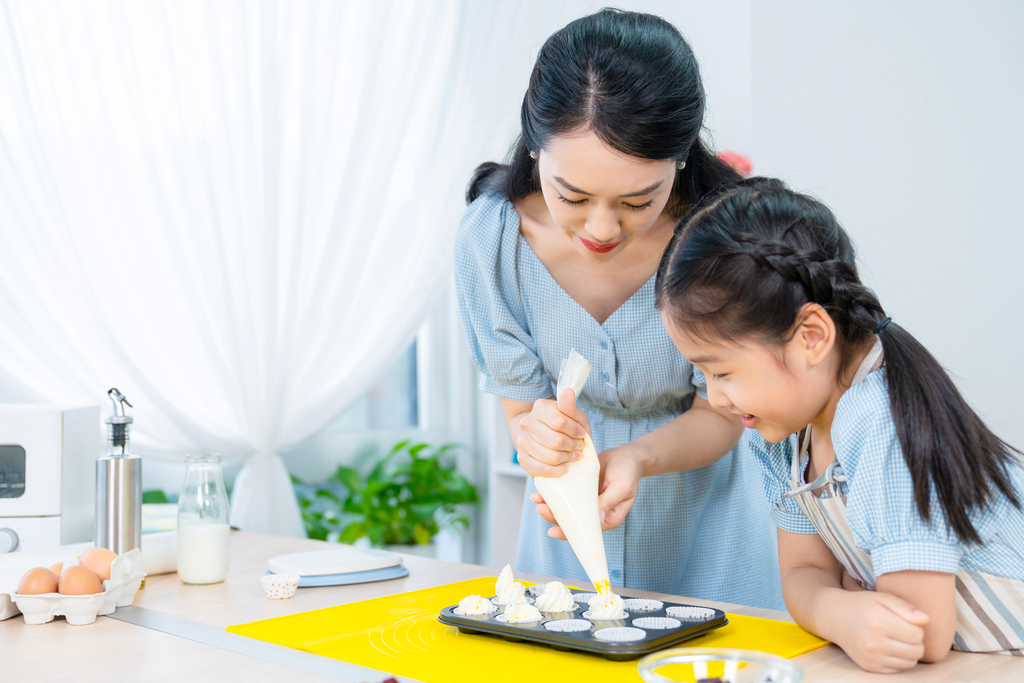 快乐的年轻母女一起制作糕点