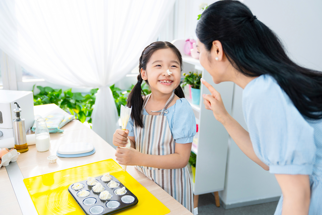 快乐的年轻母女一起制作糕点