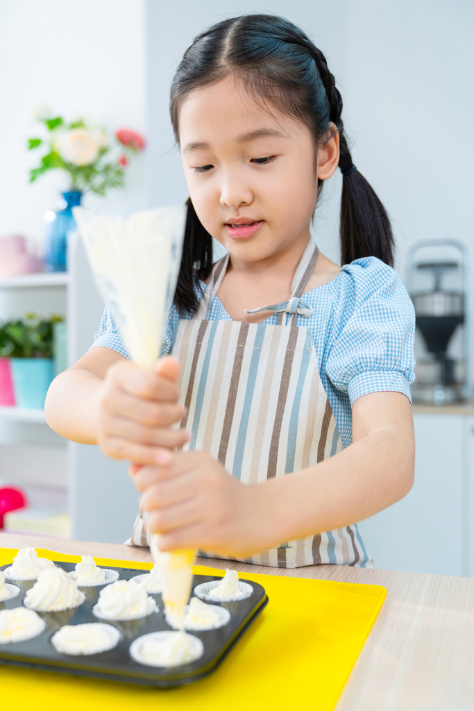 快乐的小女孩制作糕点图片